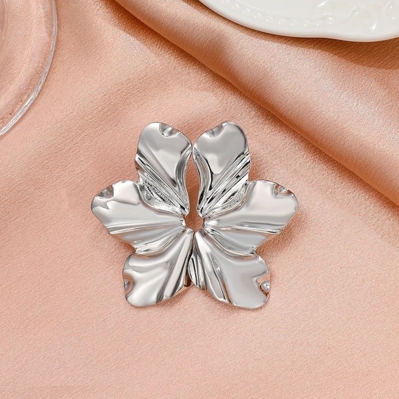 FRENCH Petal Silver Stud Earrings - Picture 3 of 7